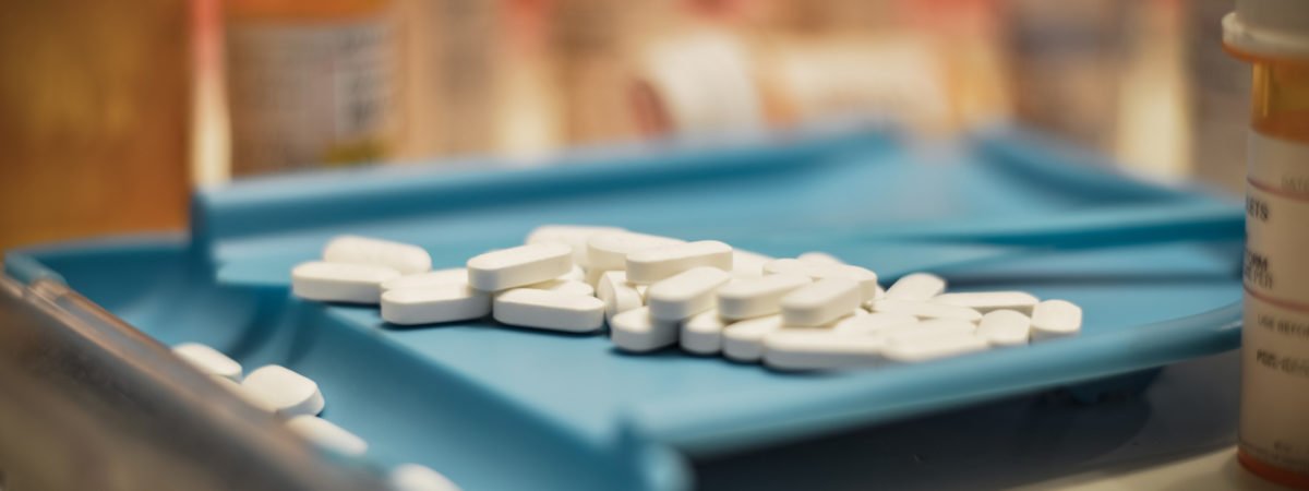 阿片类药物制造商停止向医生推销阿片类药物，但仍需采取更多行动