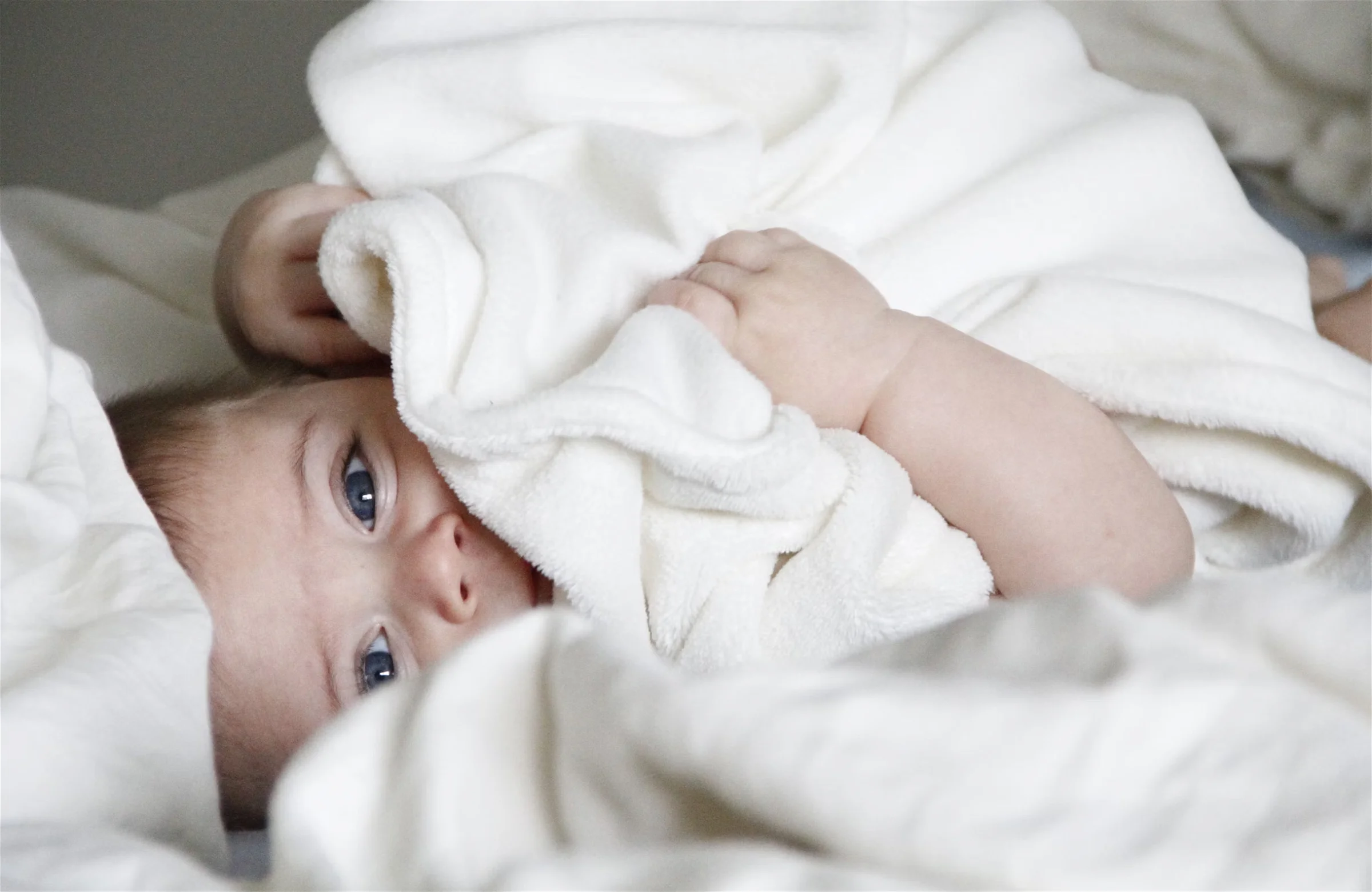 Новорожденный, завернутый в одеяло