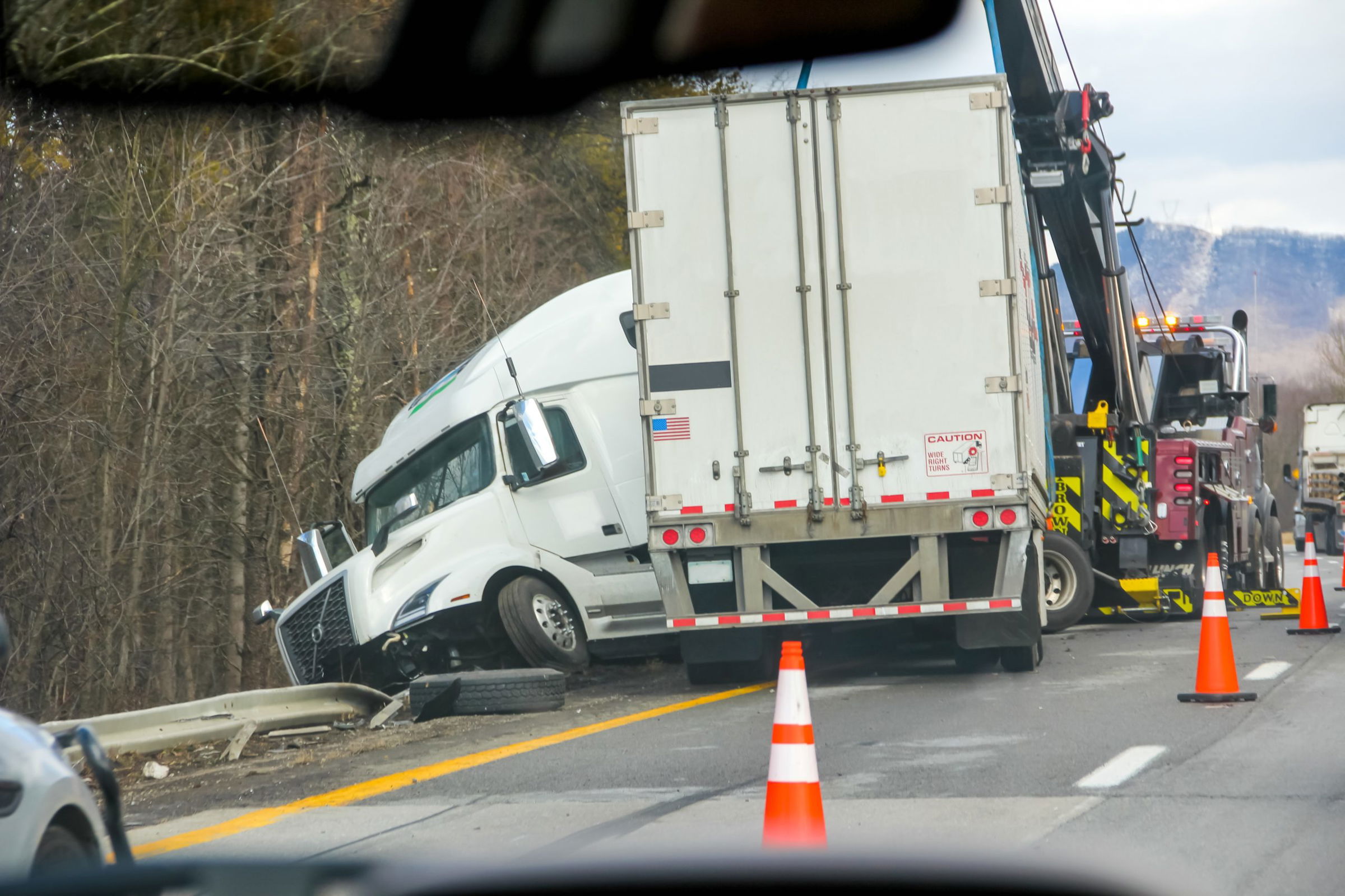 Los accidentes de camión pueden tener consecuencias catastróficas, con lesiones graves, cuantiosos daños materiales y, en algunos casos, víctimas mortales.